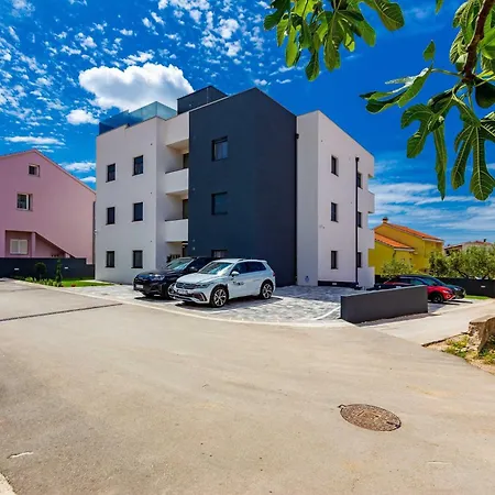 Exquisite Prestige Luxury With Shared Pool Apartman