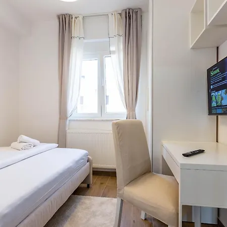 Exquisite Prestige Luxury With Shared Pool *