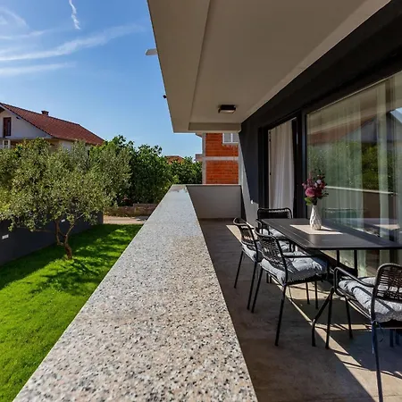 Exquisite Prestige Luxury With Shared Pool