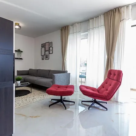 Exquisite Prestige Luxury With Shared Pool *